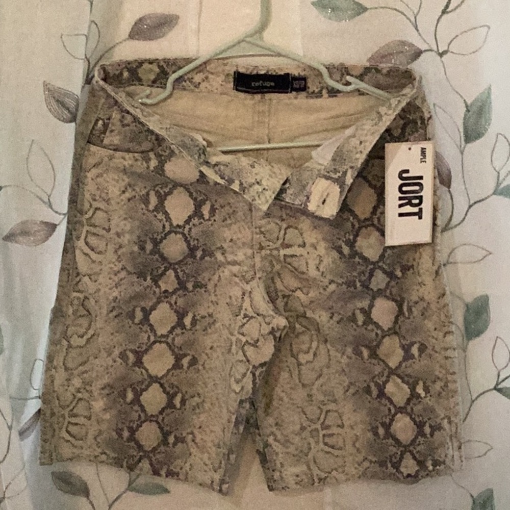 Tan Bermudas with Snakeskin Pattern